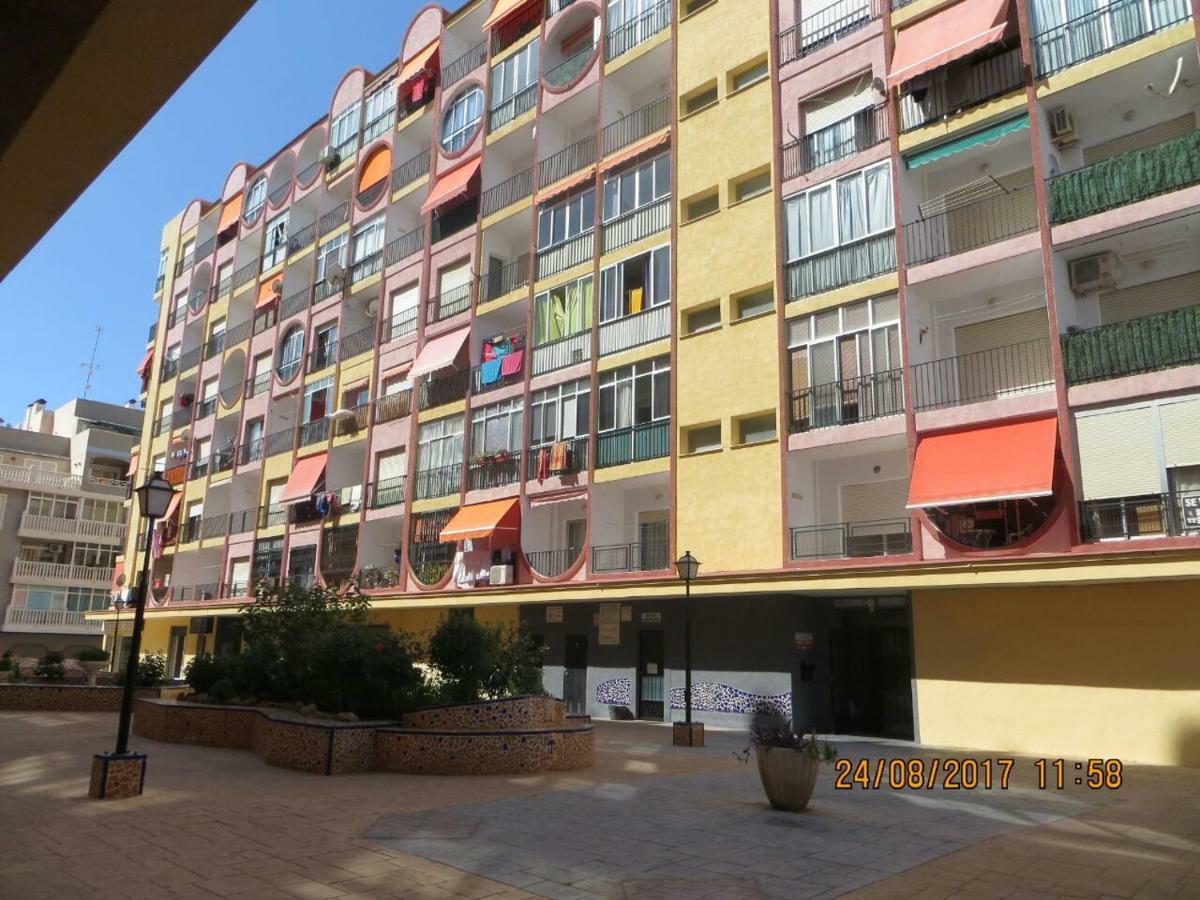Cosy Studio Apartment In Torrevieja Bagian luar foto